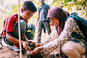 Teacher talking to students about rainforest conservation